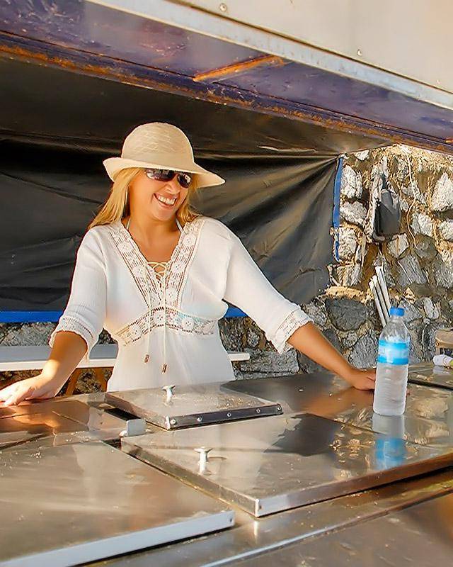 Стройная девка решила дать своей попке немного позагорать 5 фотография