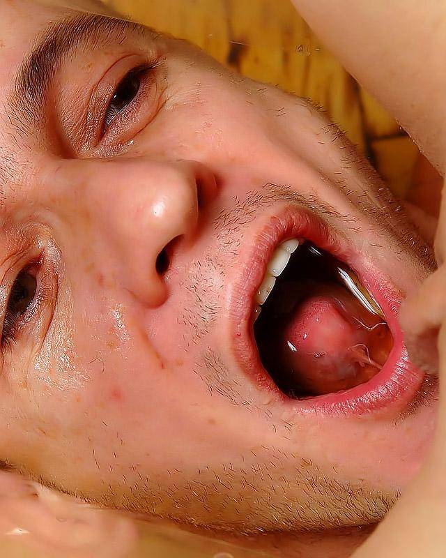 Сексапильная красотка ссыт парню в рот 7 фотография