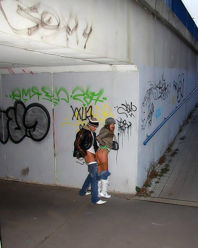 Молодая пара ебется посреди улиц 10 фотография