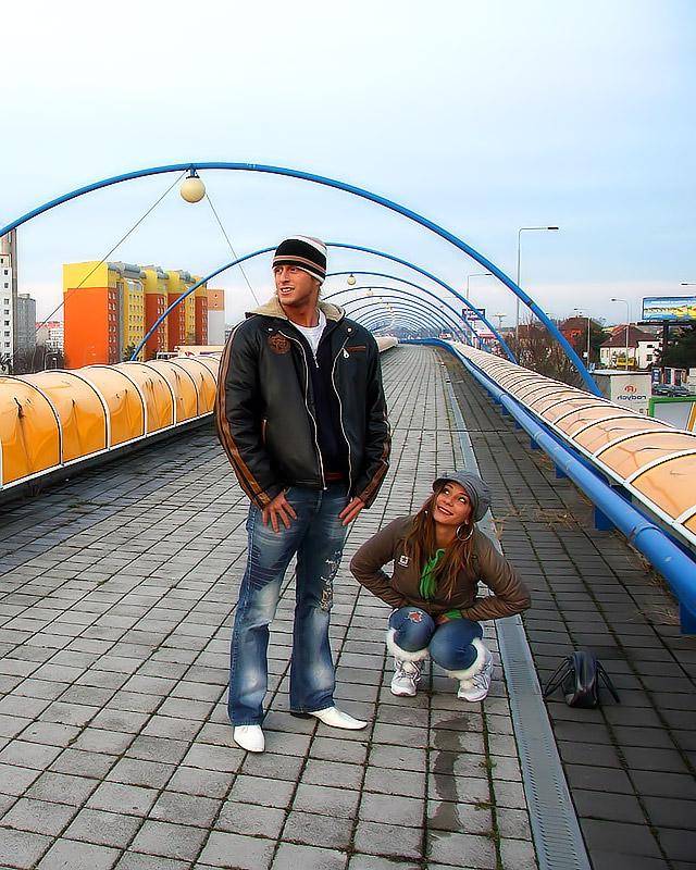 Молодая пара ебется посреди улиц 5 фотография