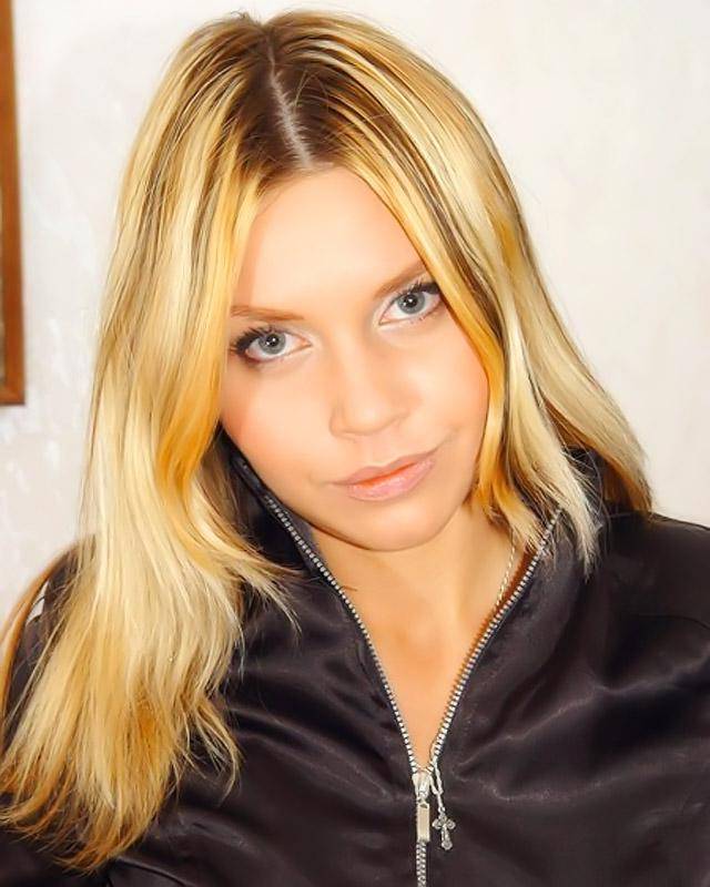 Блондинка так и не сняла с себя колготки 4 фотография