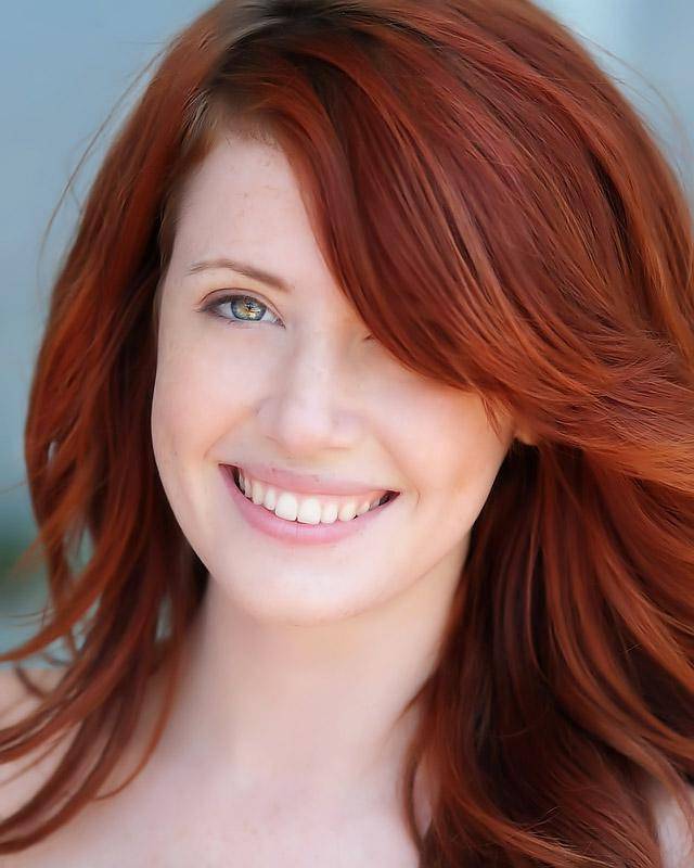 20-летняя девка с маленькой грудью ласкает киску 2 фотография