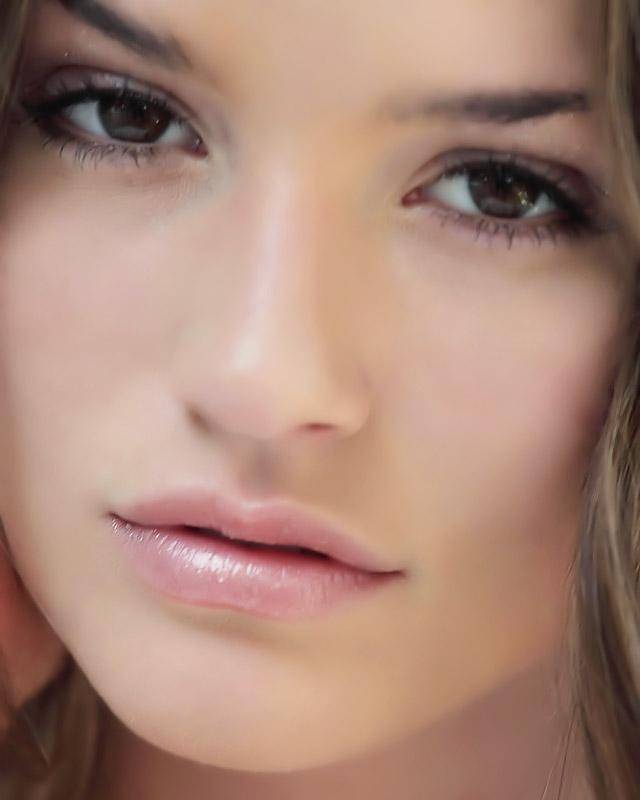 Красивая молодая шатенка обожает мастурбировать. 4 фотография