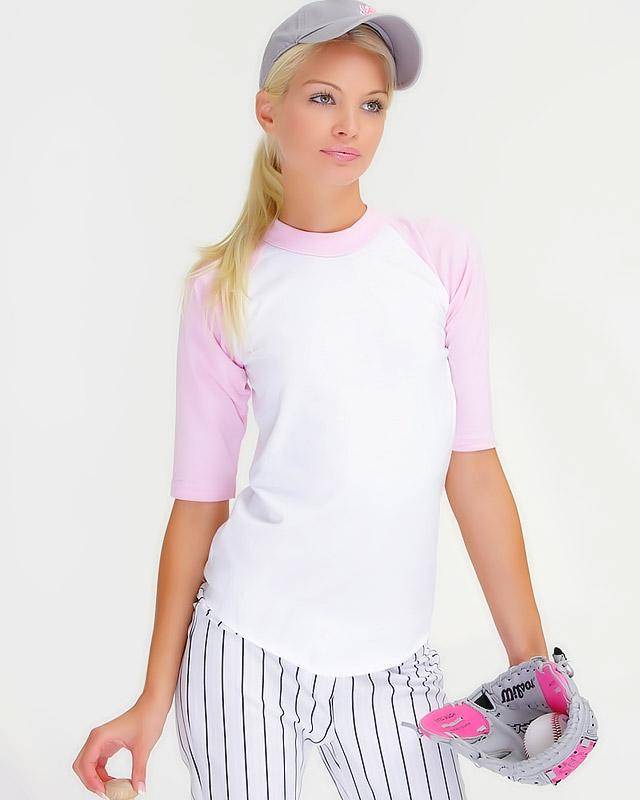 Девушка с бейсбольной битой показала свою письку 1 фотография