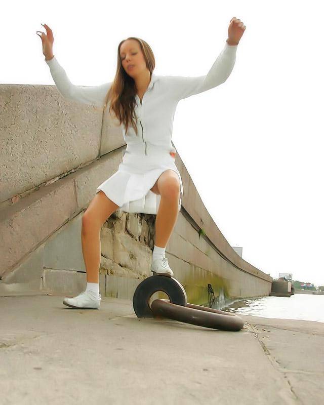 Девушка прогуливается по городу без трусиков 6 фотография