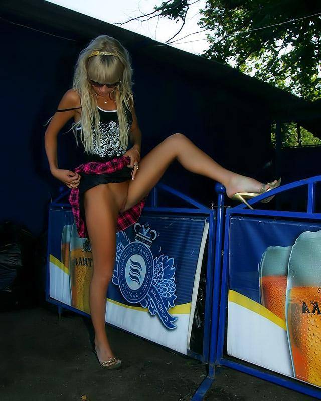 Девушка, наверное, забыла одеть трусики 8 фотография