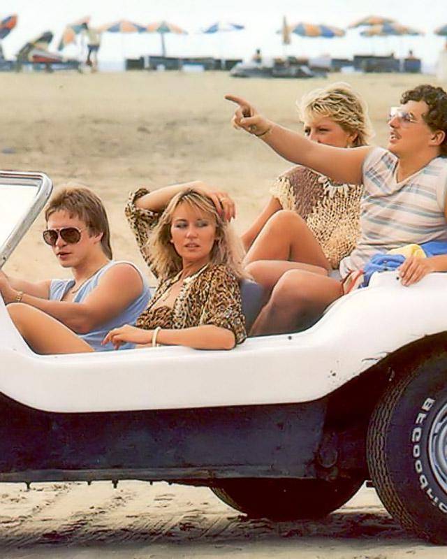 Групповой ретро секс возле машины 2 фотография