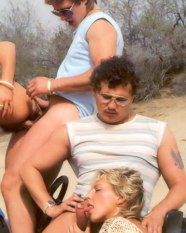 Групповой ретро секс возле машины 6 фотография