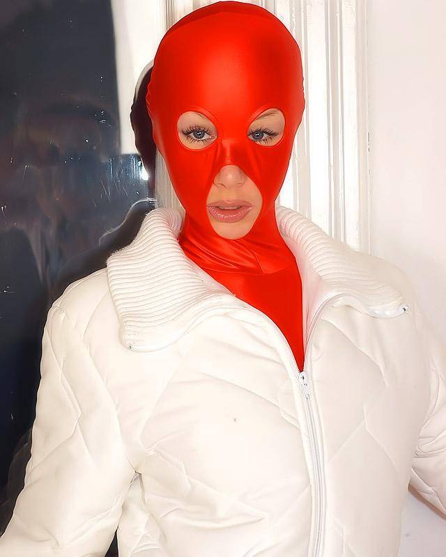 Милая блондиночка шалит в латексном костюме 1 фотография