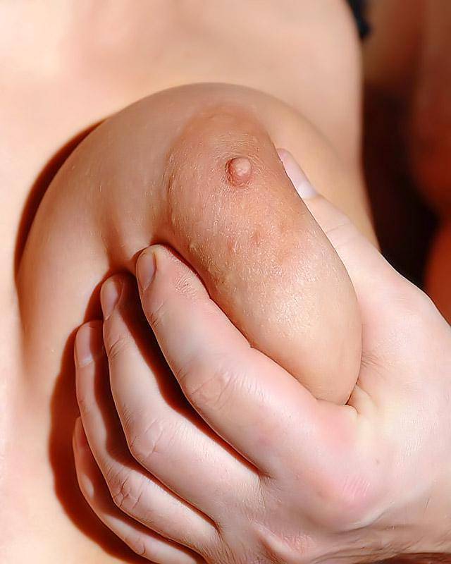 Парень издевается над девахой с красивой пиздой 4 фотография