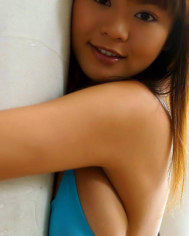 Азиатка с аппетитными кокосами хочет получить большим членом по своей куколке 12 фотография