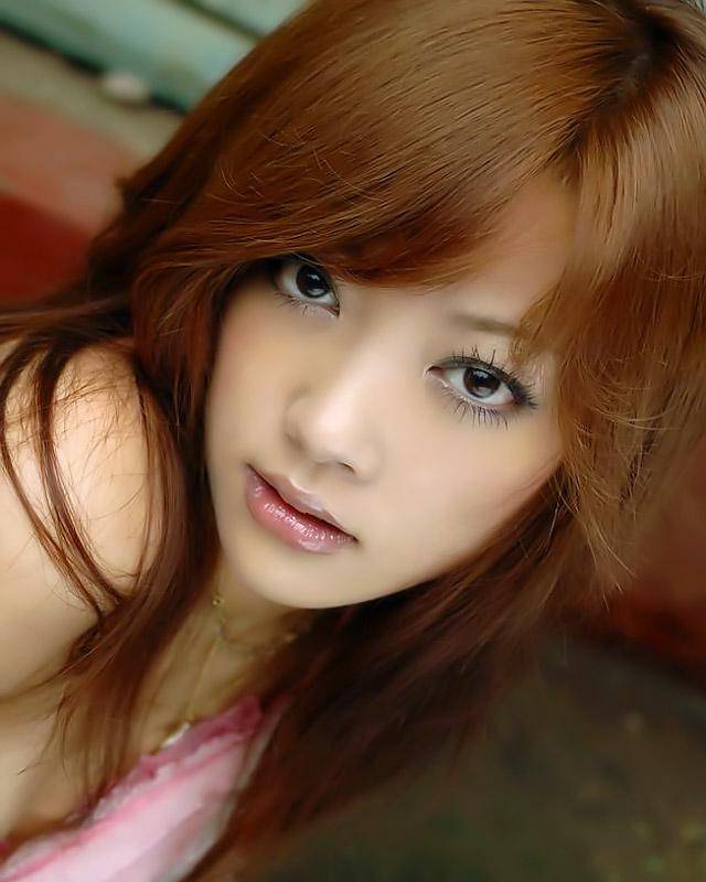 Азиатка в красивых трусиках показывает свою мохнатую письку 2 фотография