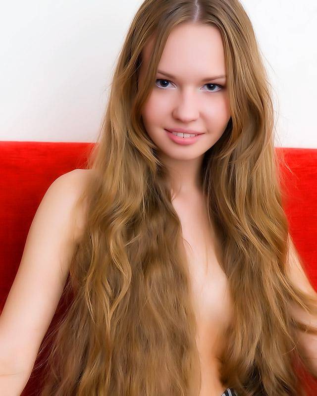 Миниатюрная красотка с гладкой киской 9 фотография