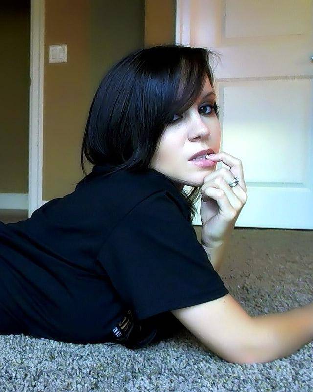 Каринка мечтает о ебли с сексапильным мачо 5 фотография