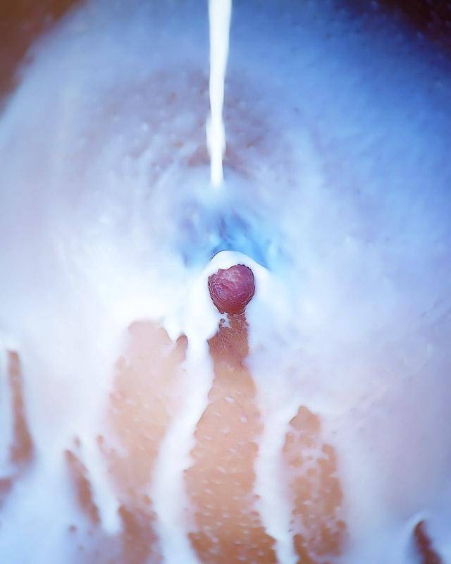 Облила себя молоком на стоге сена 11 фотография