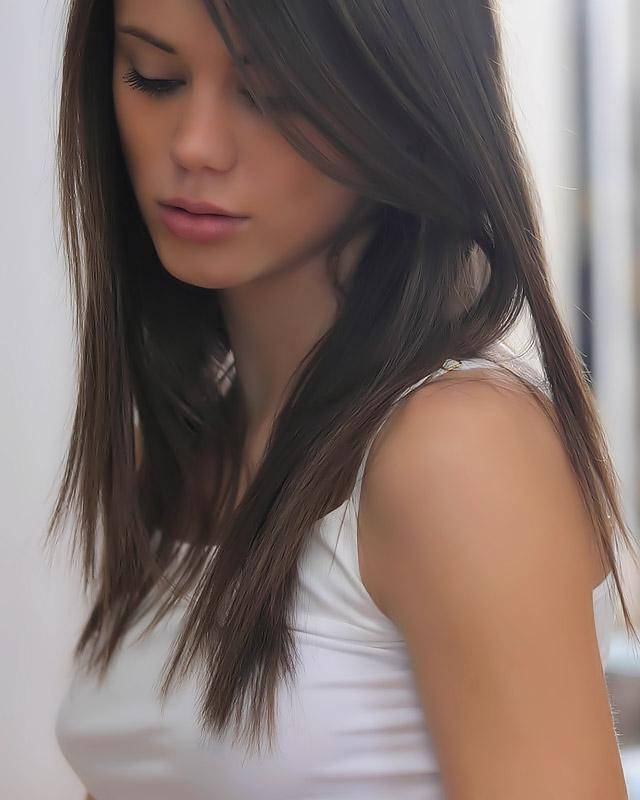 Очаровательная брюнетка играется с силиконовым дилдо 1 фотография