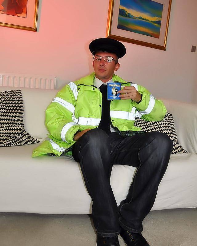 Парень в униформе трахает девку в попку 4 фотография