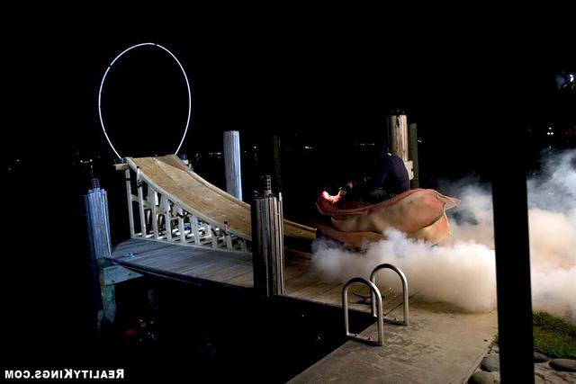 Шалава высоко задирает ножку 2 фотография