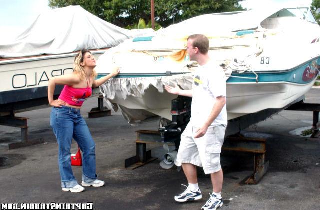 Недорогая шлюшка для моряков 1 фотография