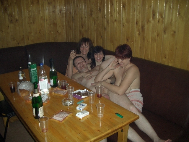 Групповой секс с барышнями на даче 8 фотография