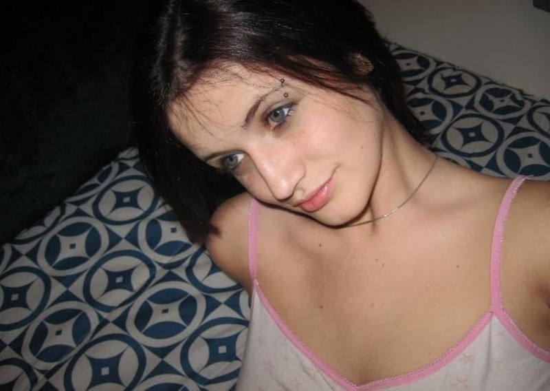 Милая молодка не прячет сиськи лежа на спине 3 фотография