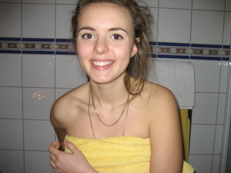 Молоденькая девка залезла по шею в джакузи с пеной 8 фотография