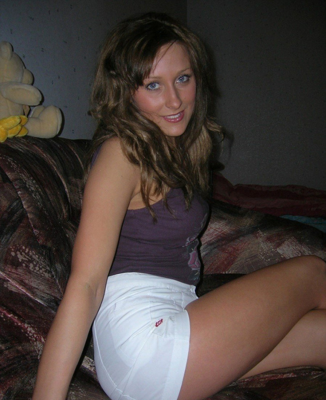 28 летняя Лариса показывает себя в квартире 1 фотография