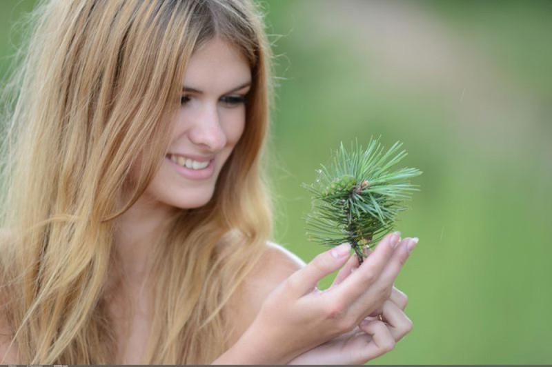 Красивая Лиза оголилась возле сосны 24 фотография