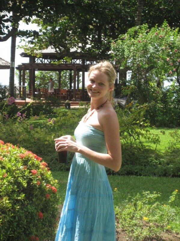 Американка показывает титьки лежа на шезлонге 5 фотография