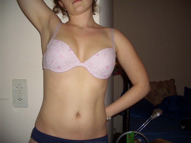 Телочка прикрывает руками титьки стоя топлес 5 фотография