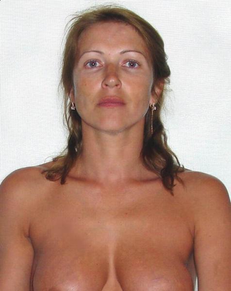 Женщина в возрасте голая села на подоконник 6 фотография