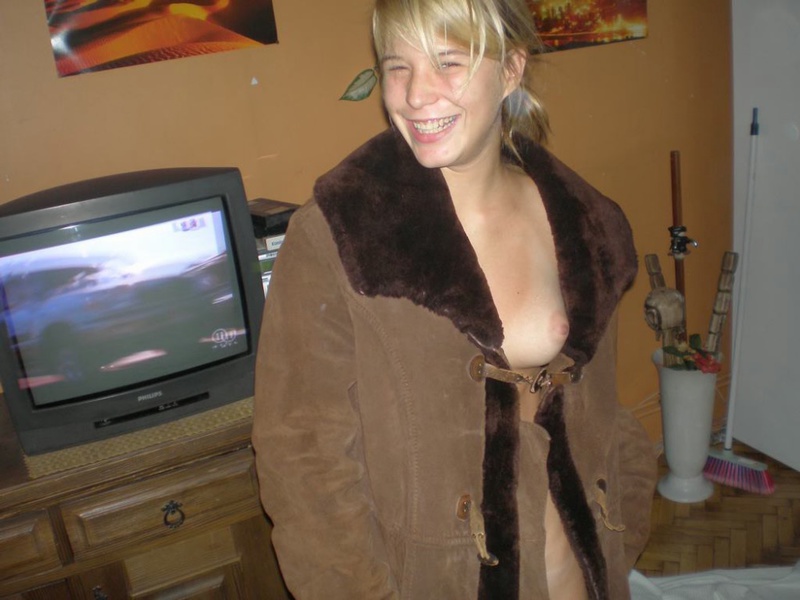 Молодуха охотно отдыхает на природе голышом 9 фотография