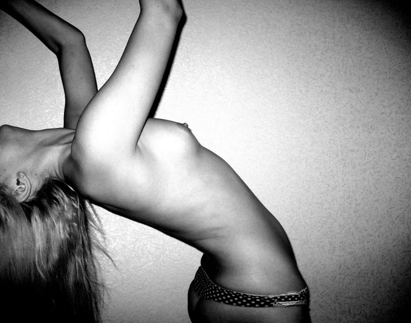 Настя даже в гостях ведет себя как потаскуха 5 фотография