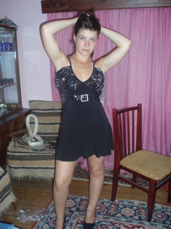 Настя в одних трусиках сидит на разложенном диване 1 фотография