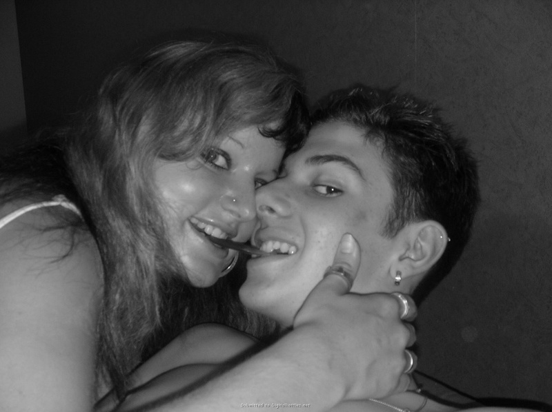 Инна прикрыла узкую писечку белой розой 1 фотография