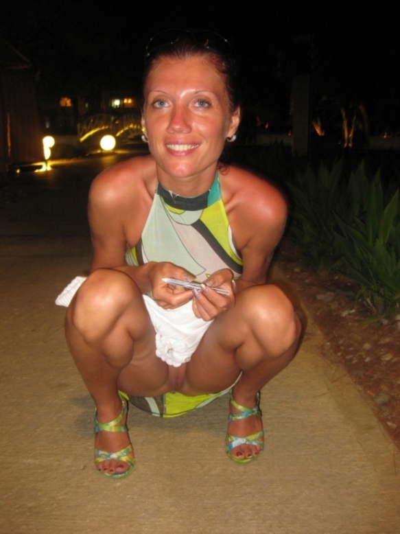 Зрелая женщина оголила манду чтобы трахнуть себя 17 фотография