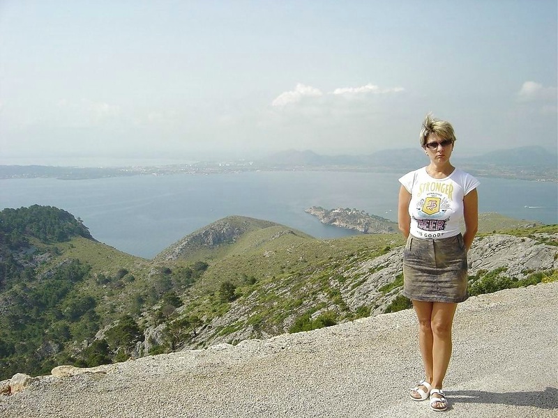 Женщина проводит время на пляже выставив на показ свои буфера 1 фотография