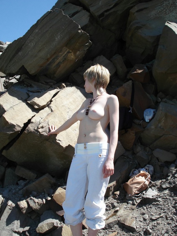 Развратная блондинка Алена загорает на скалистом берегу 1 фотография