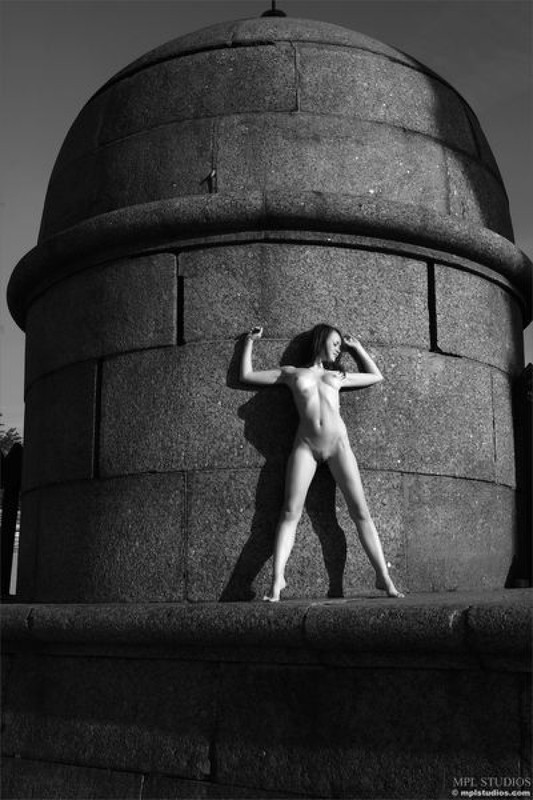 Голая Елена позирует возле большого маяка 18 фотография