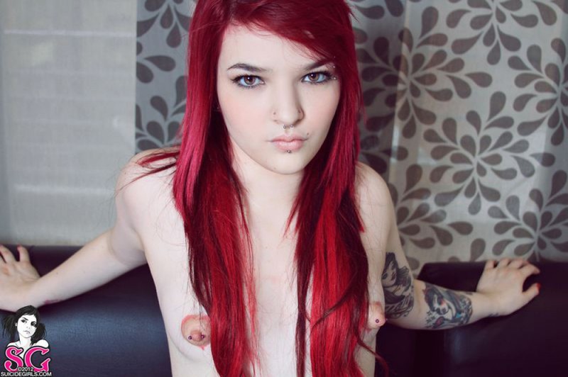 Красноволосая Сара ваяется на черном диване без белья 22 фотография