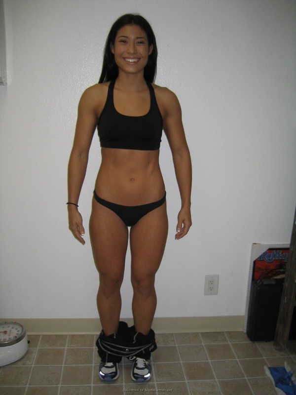 Спортивная азиатка хвастается упругой попой нагибаясь раком 11 фотография