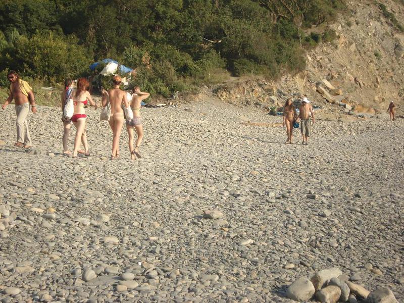 Мужик разукрасил тело голой жены на пляже 1 фотография