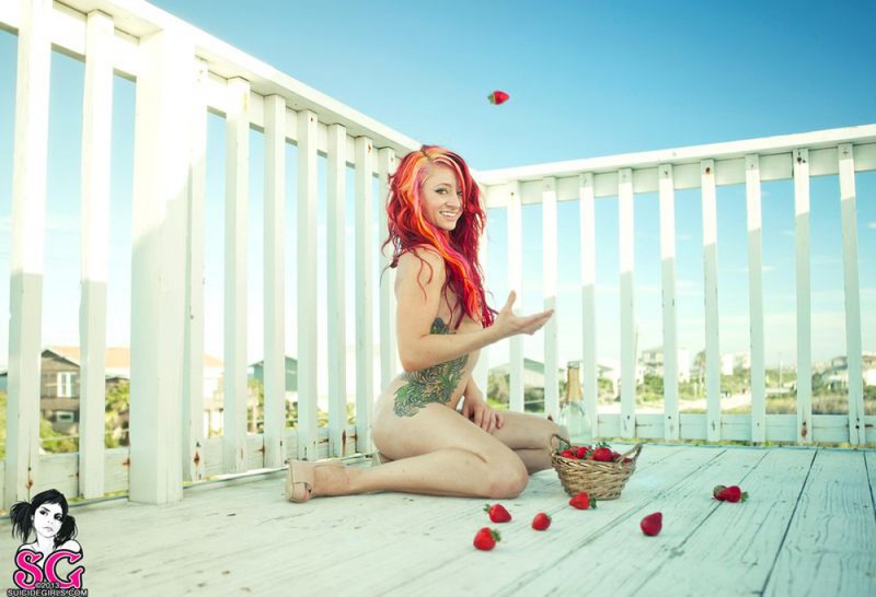 Голая Лена угощается клубничкой на свежем воздухе 7 фотография