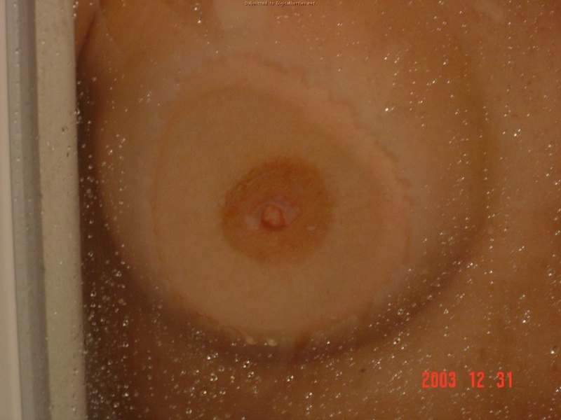 Усатый парень наблюдает за голой подругой в душе 10 фотография