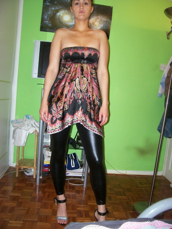 Азербайджанская стерва в чулках раздвигает булки, чтобы показать дырочки 24 фотография