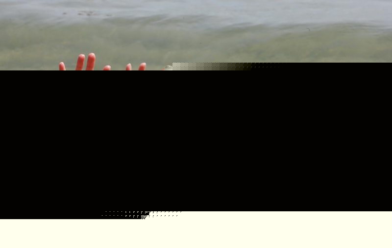 Загорелая блондинка показывает сисечки на водном мотоцикле 18 фотография