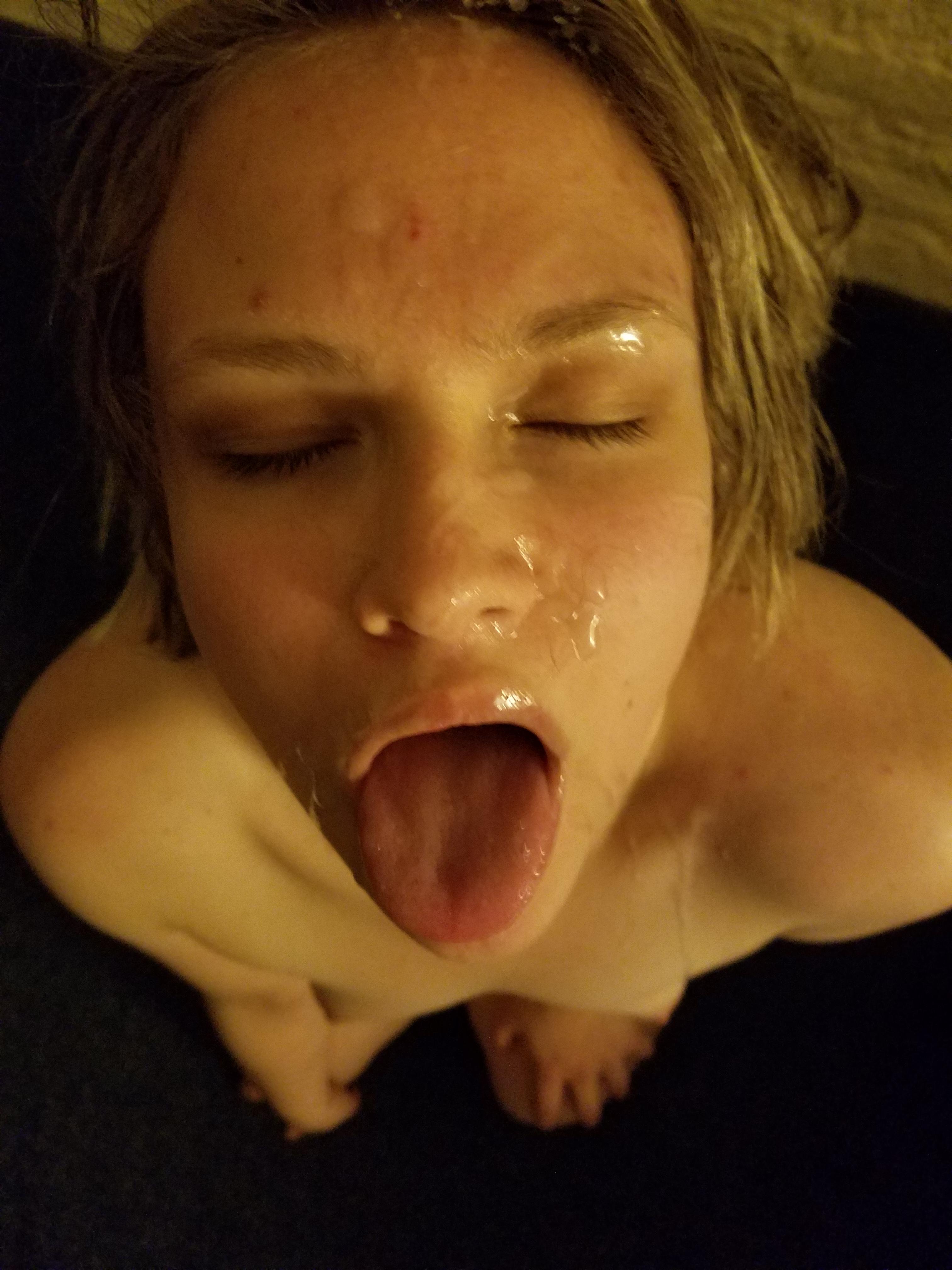 Послушные милашки принимают вкусную кончу себе на лицо 18 фотография