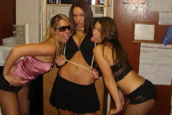 Молодые сучки с радостью показывают грудь 14 фотография