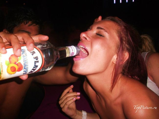 Выпившие барышни гуляют на вечеринках в обнаженном виде 7 фотография