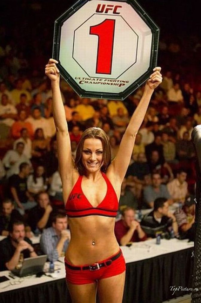 Симпатичные девушки ходят по рингу в полуголом виде 2 фотография